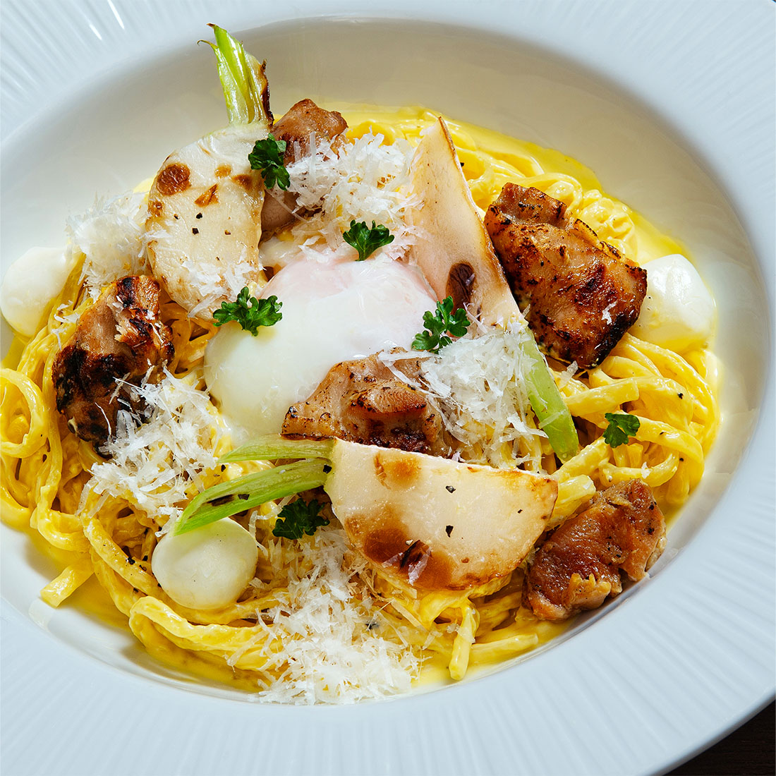 炭焼きチキンと蕪のカルボナーラ