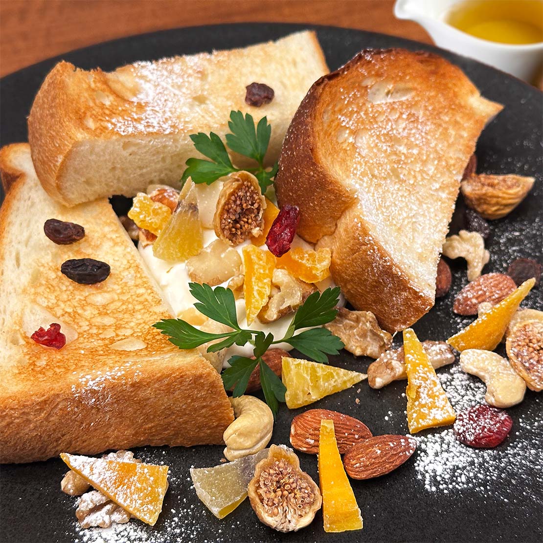 とろけるマスカルポーネチーズのムース　ドライフルーツ、ナッツ、ハチミツ、トースト添え